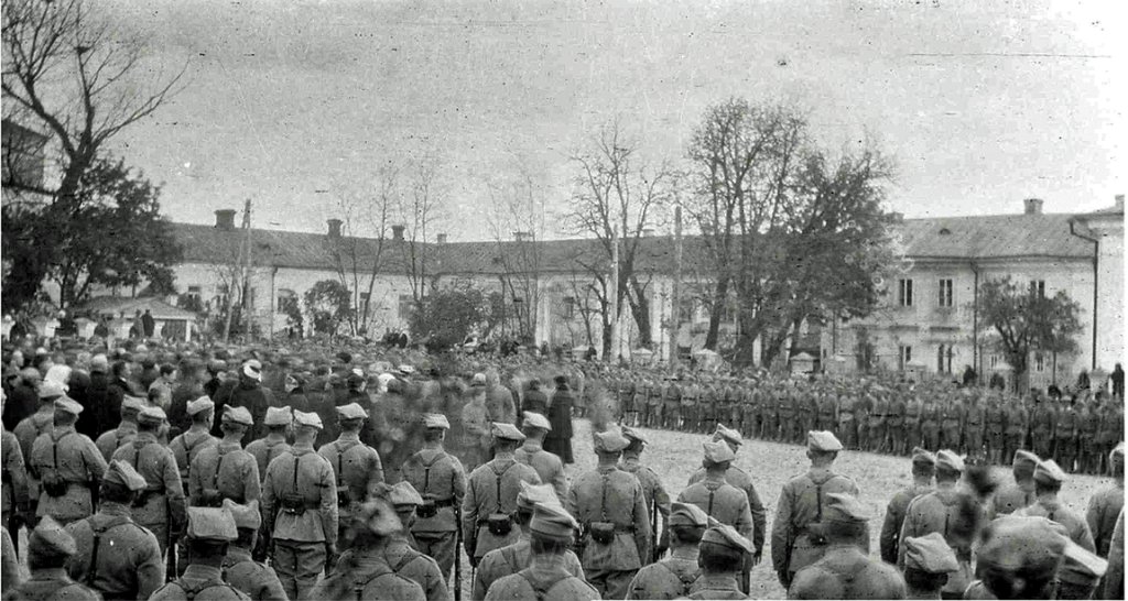 KKE 6004-1.jpg - Fot. Grupowa. Apel poległych na placu koszarowym 24 p.p. w Łucku, Łuck, 1922 r. Fotografia zrobiona przez Leopolda Kleofasa Paszkowskiego.